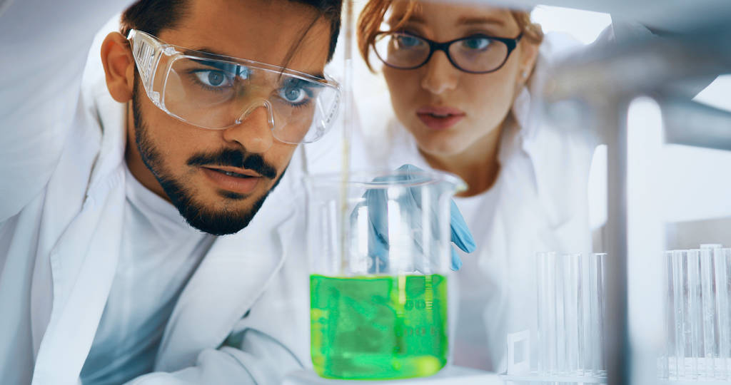  Chemiestudenten arbeiten im Labor - Foto, Bild