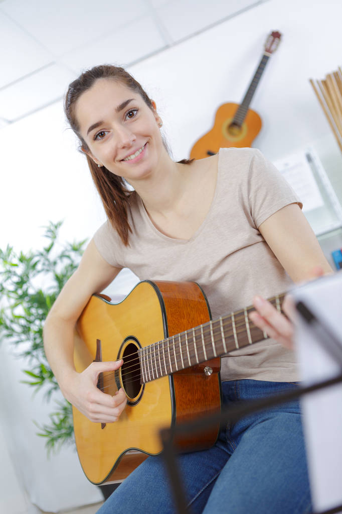 Genç Bayan akustik gitar çalmak - Fotoğraf, Görsel