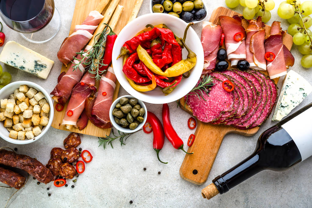 Pohled shora na pikantní tapas na stůl, potraviny ze Španělska, rozmanitost jídel, studené maso a víno, - Fotografie, Obrázek