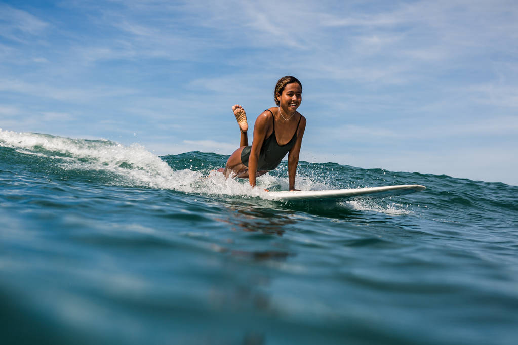 sörf tahtası üzerinde kadın sörfçü - Fotoğraf, Görsel