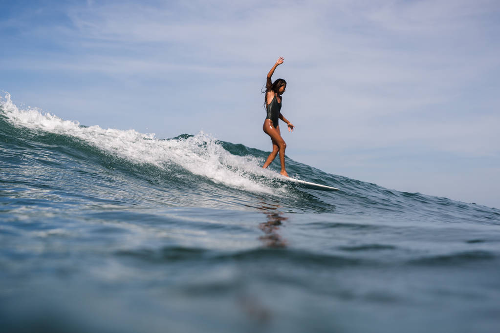 ženské surfař na surfovací prkno - Fotografie, Obrázek
