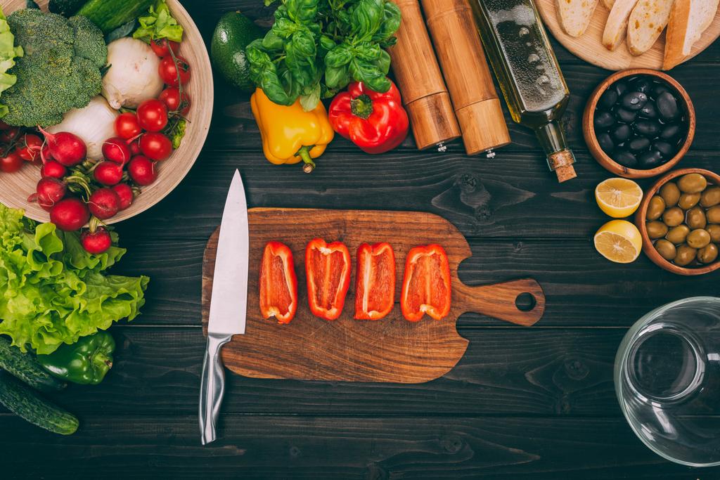πιπέρι με μαχαίρι σε σανίδα - Φωτογραφία, εικόνα