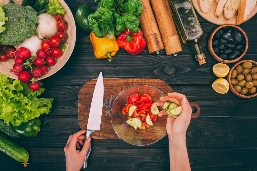 mani con coltello e verdure
 - Foto, immagini