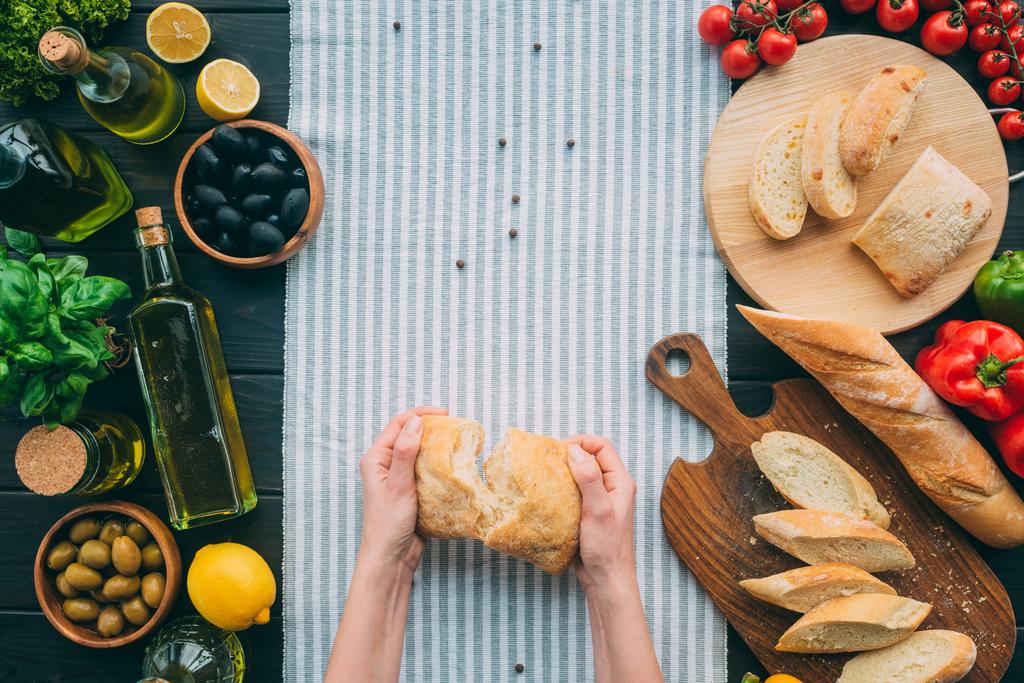 руки, що тримає хліб
 - Фото, зображення