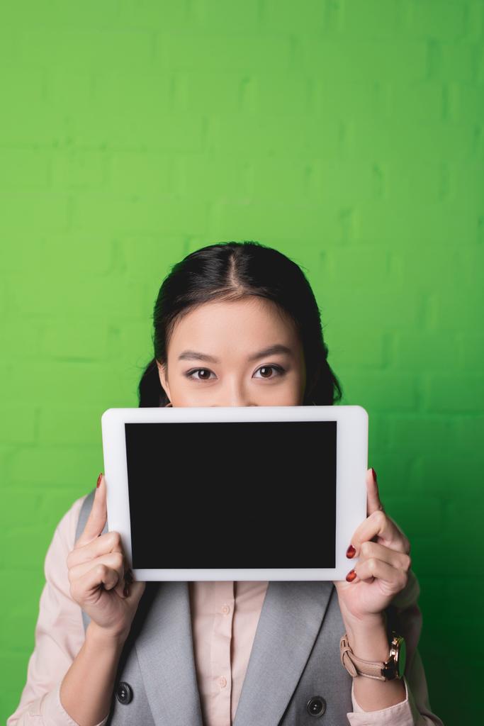 Frau mit digitalem Tablet - Foto, Bild