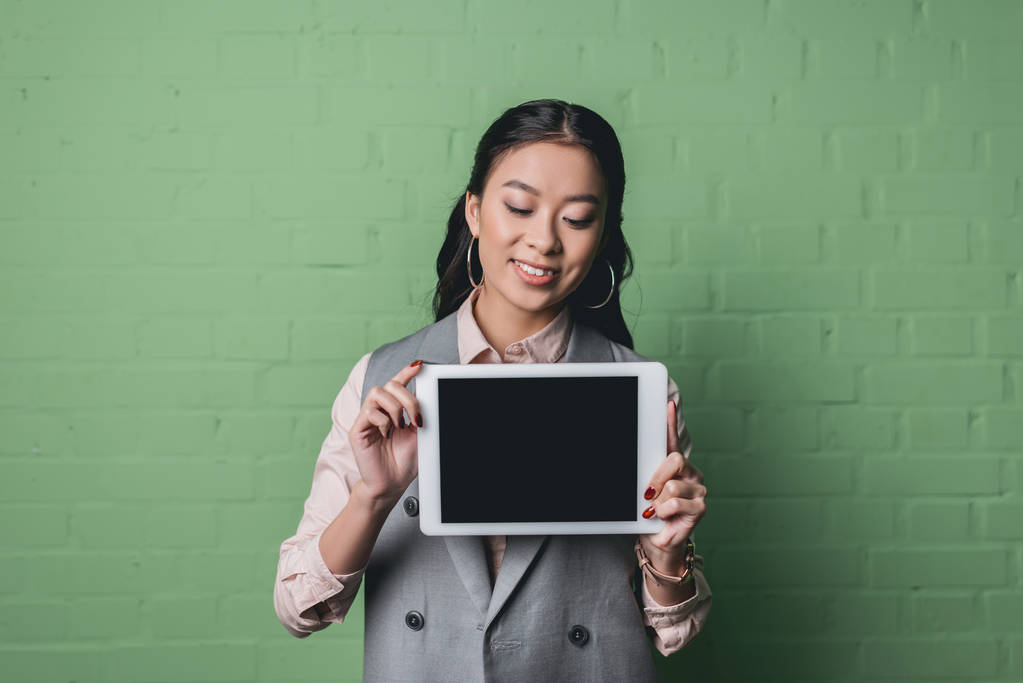 Femme d'affaires asiatique avec tablette
 - Photo, image