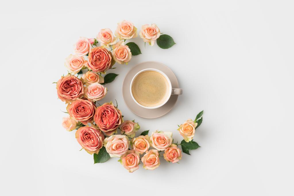 corona de flores con taza de café
 - Foto, Imagen