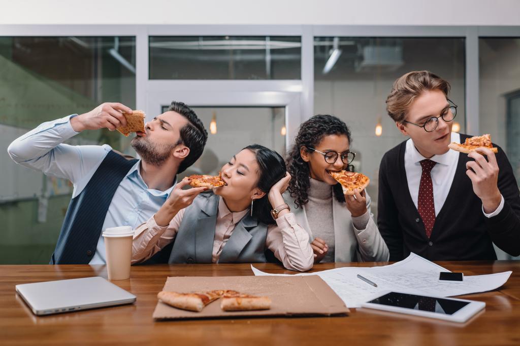 Veselá mnohonárodnostní podnikatelé jíst pizzu v úřadu - Fotografie, Obrázek
