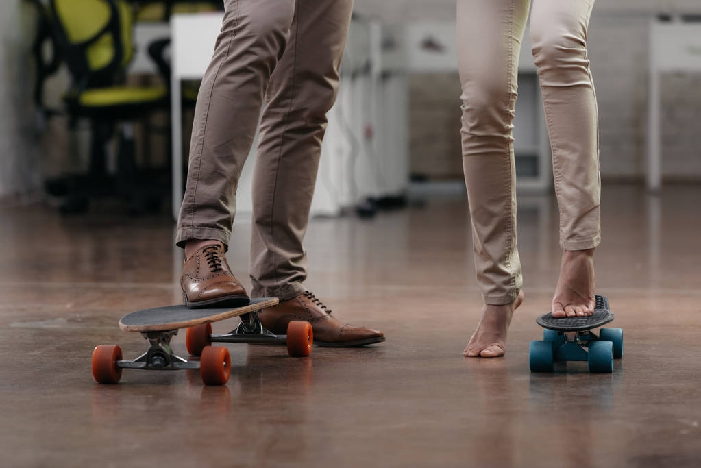 обрізаний вид бізнесменів розважається зі скейтбордами в офісі
 - Фото, зображення