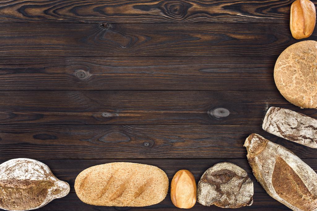 Auswahl an selbstgebackenem Brot - Foto, Bild