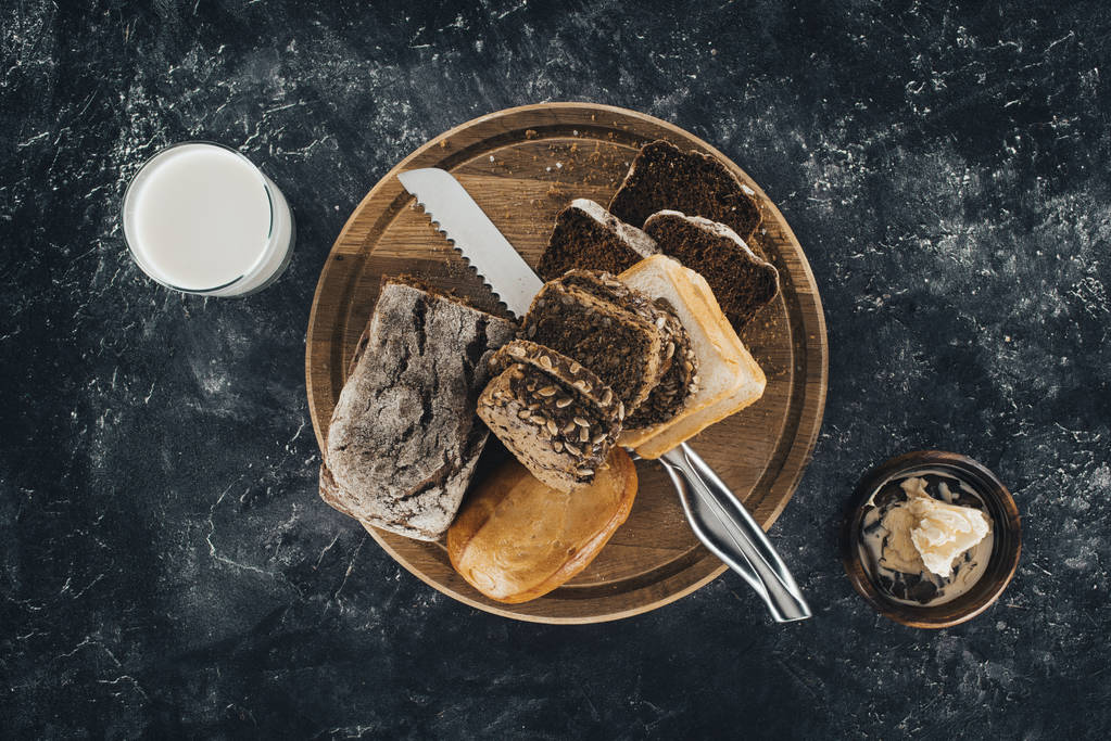 ekmek ve kesme tahtası üzerinde bıçak   - Fotoğraf, Görsel