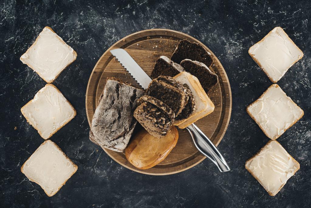 tostadas con mantequilla y pan multigrano
    - Foto, Imagen