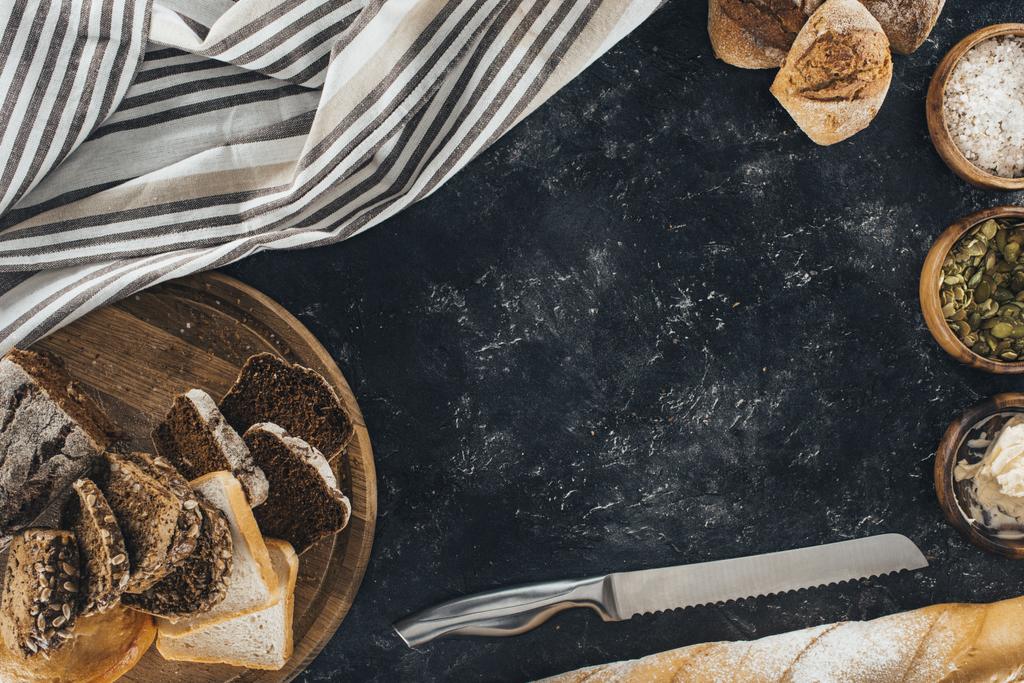 домашній хліб і ніж
 - Фото, зображення
