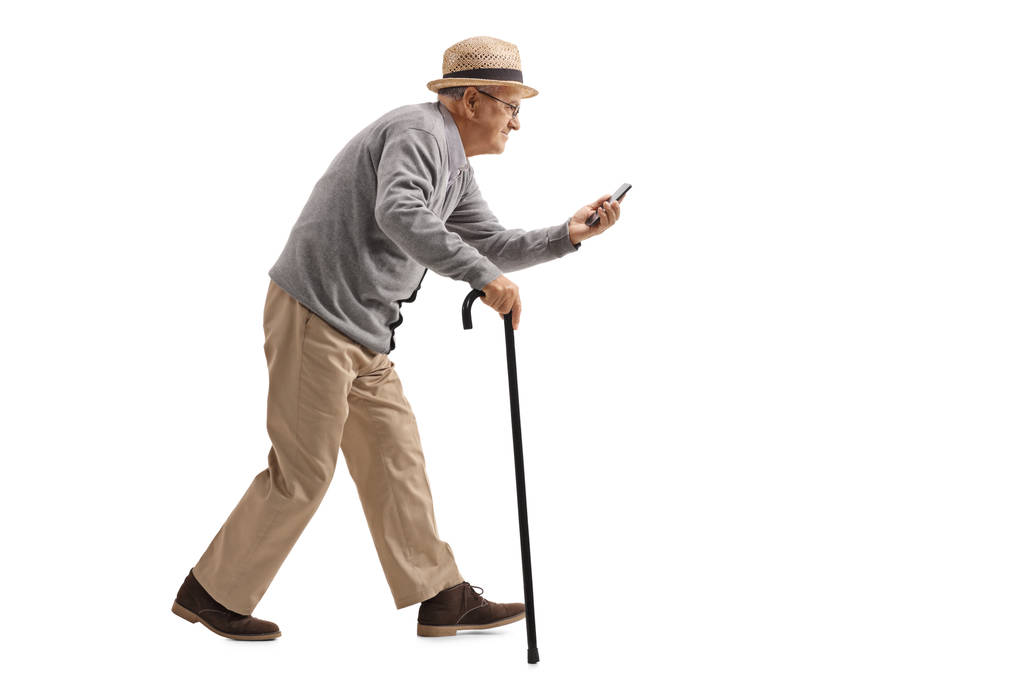 Senior z trzciny, spacery i patrząc na telefon - Zdjęcie, obraz