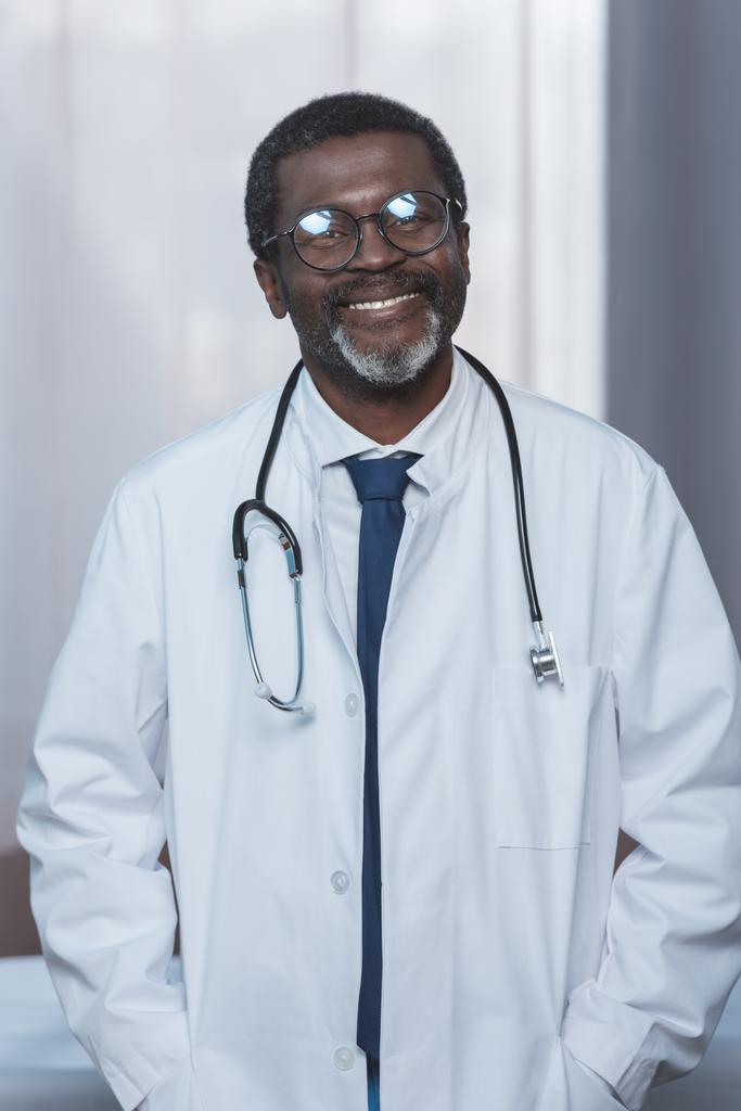 Doctor en bata blanca con estetoscopio
  - Foto, Imagen