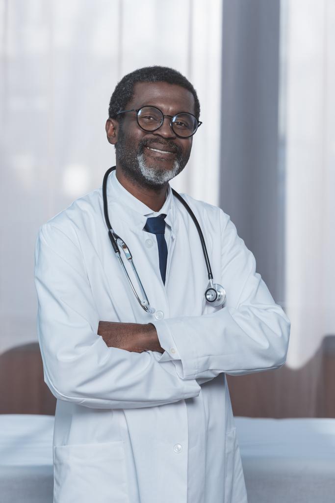 Arzt im weißen Kittel mit Stethoskop  - Foto, Bild