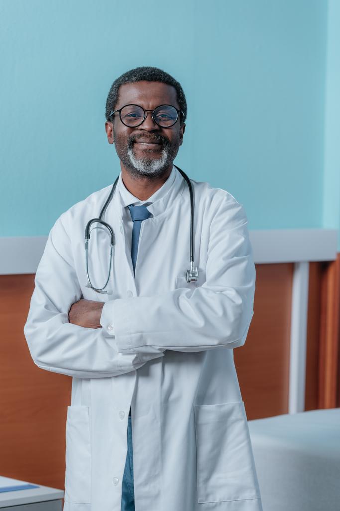 Orvos fehér köpenyben sztetoszkóppal  - Fotó, kép