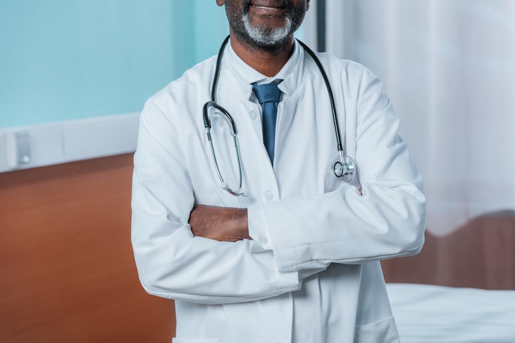Γιατρός στέκεται με σταυρωμένα χέρια - Φωτογραφία, εικόνα