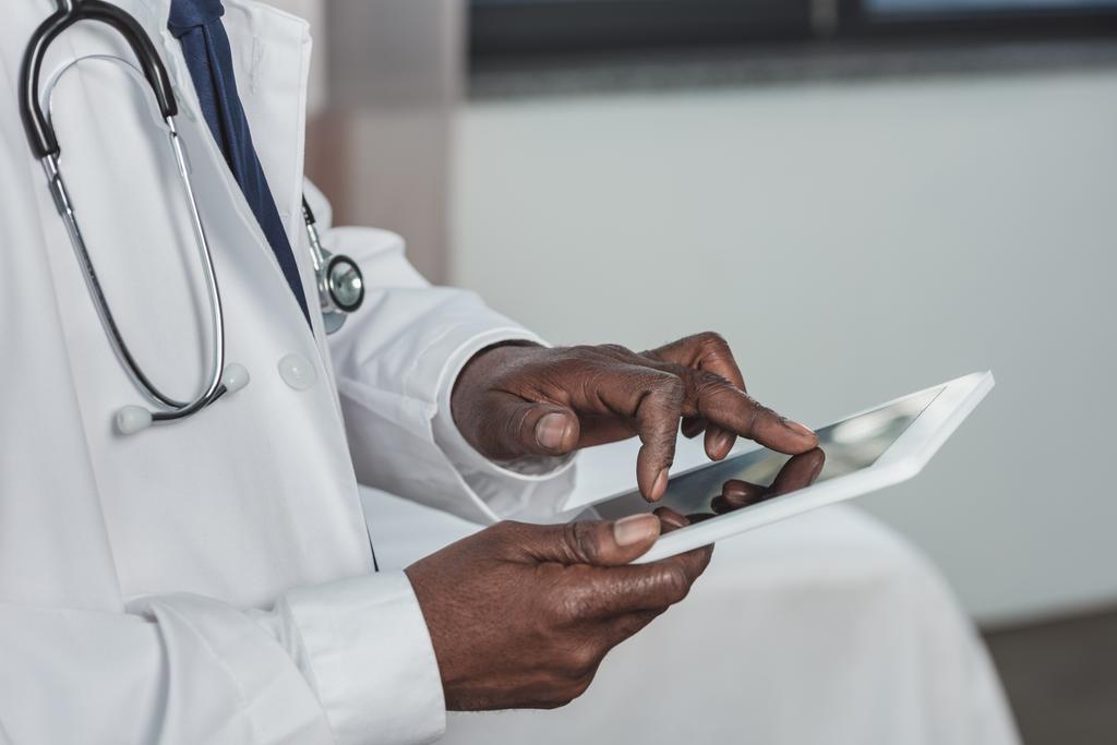 Lekarz stosujący tabletkę - Zdjęcie, obraz