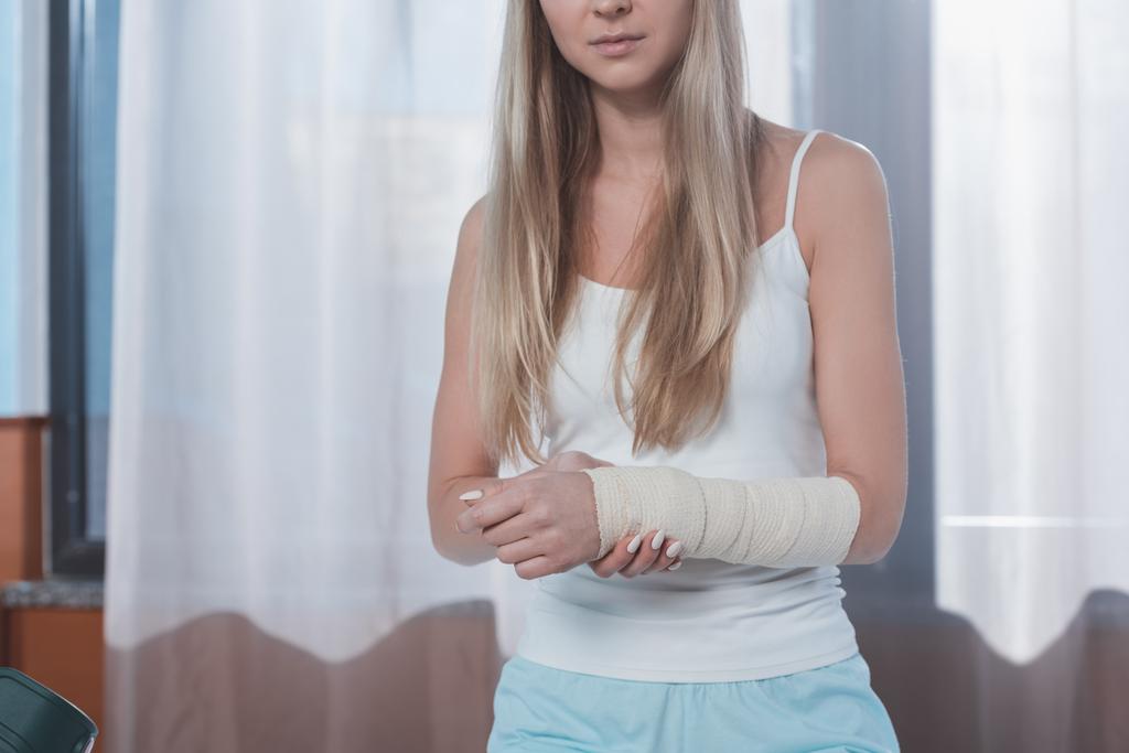 дівчина з травмованою рукою
 - Фото, зображення