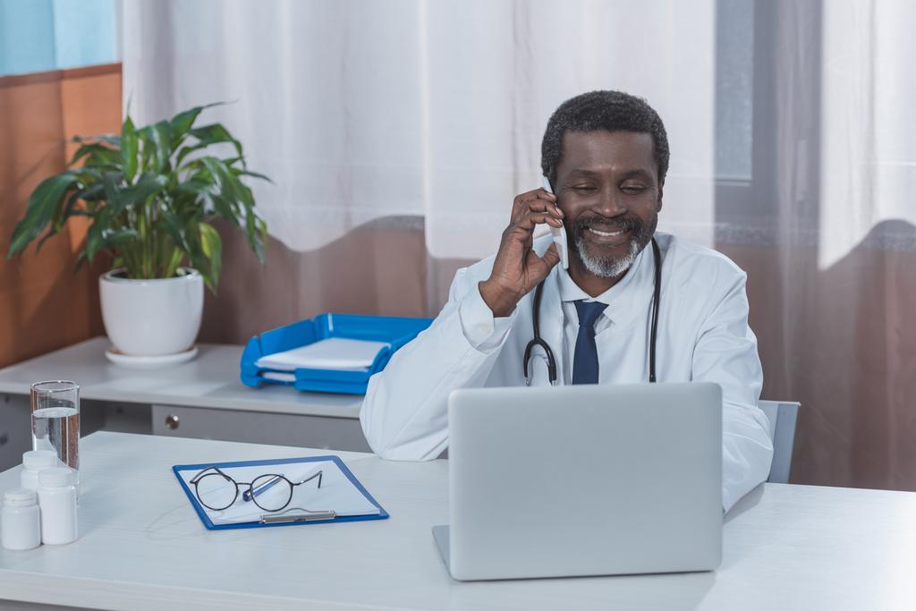 doctor hablando por teléfono inteligente
 - Foto, imagen
