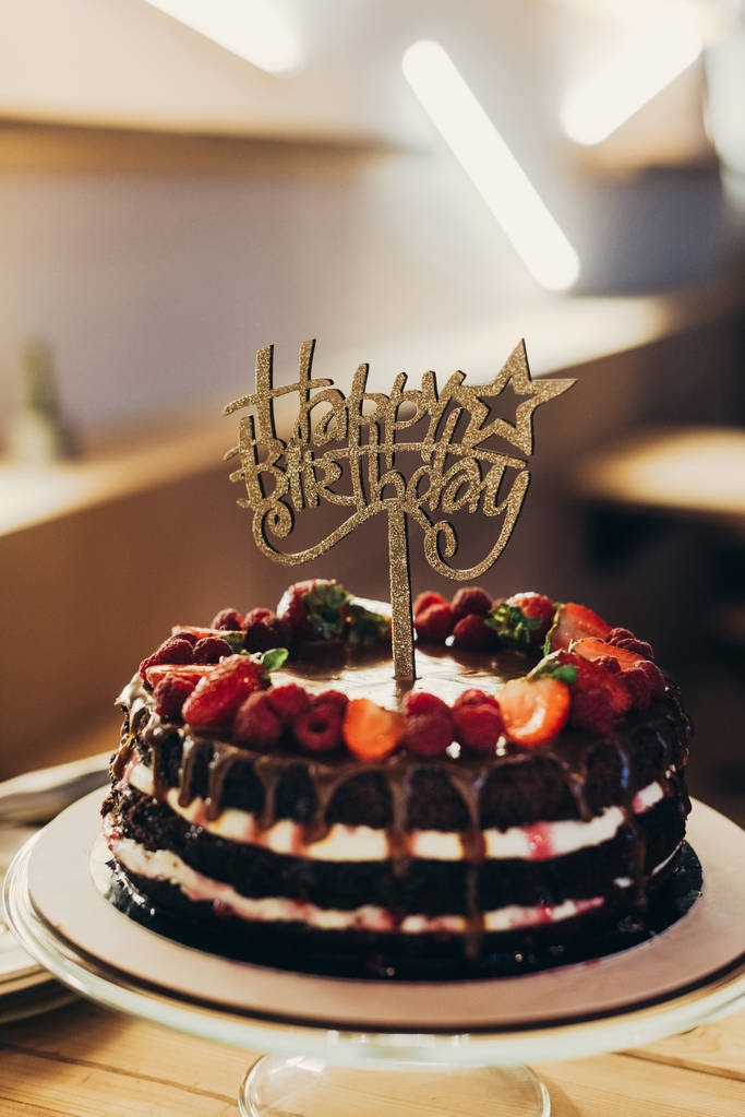 Sinal de aniversário feliz no bolo de chocolate
 - Foto, Imagem