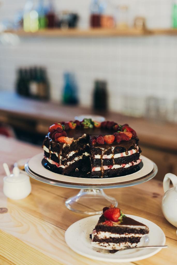 Шоколадный торт с ягодами - Фото, изображение