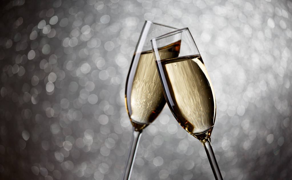 İki kadeh şampanya gri arka plan üzerinde ile fotoğrafı, - Fotoğraf, Görsel