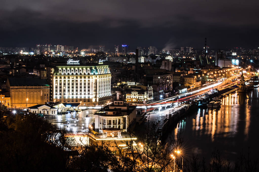 Νύχτα Κίεβο θέα στην πόλη, το Πανόραμα παλιό κτίριο Κίεβο, Ουκρανία - Φωτογραφία, εικόνα