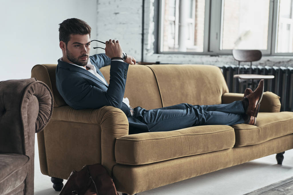 Uomo d'affari rilassante sul divano
  - Foto, immagini
