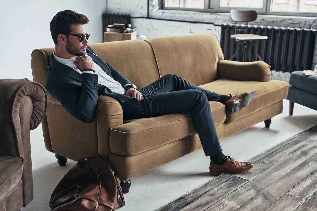 бізнесмен розслабляється на дивані
  - Фото, зображення