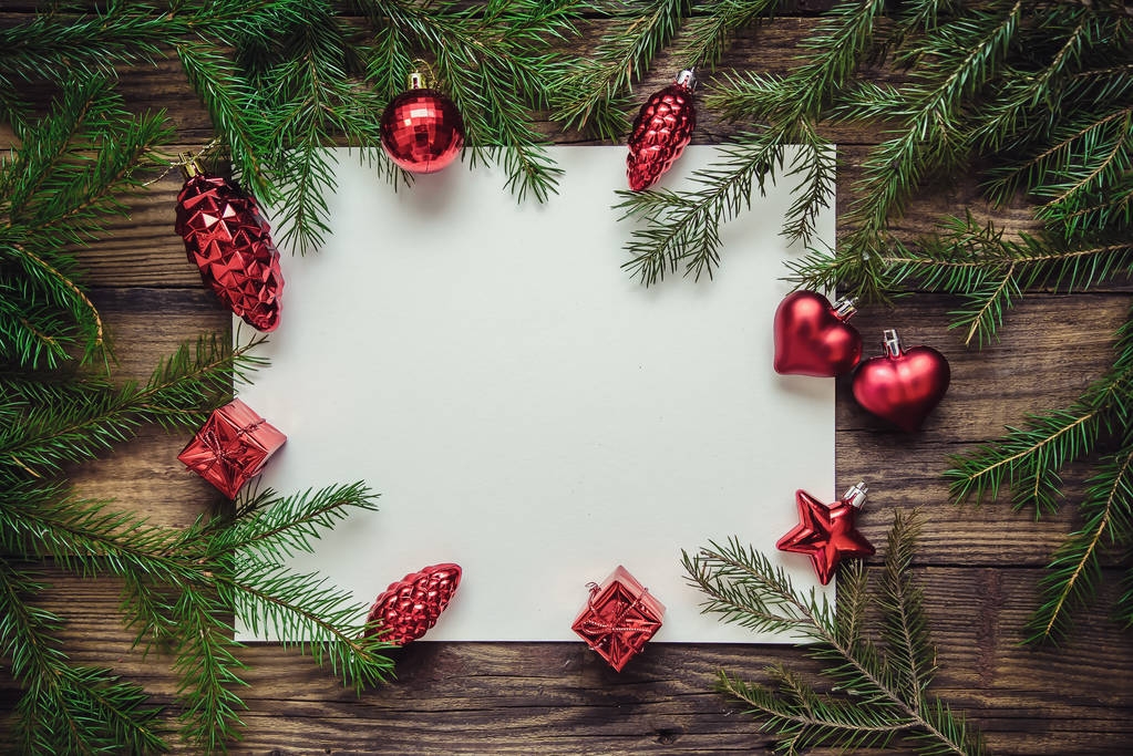 Kağıt, oyuncak ve Ladin dalları levha ile Noel arka plan - Fotoğraf, Görsel