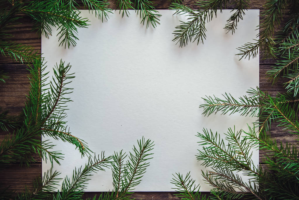Kerstmis houten achtergrond met vel papier en Spar takken - Foto, afbeelding