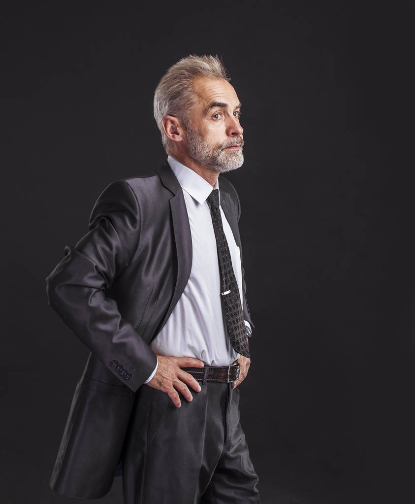 retrato de empresario confiado en un traje de negocios sobre un fondo negro
 - Foto, imagen