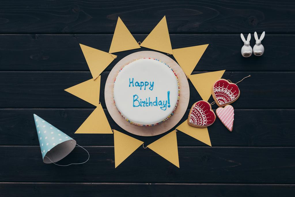 三角紙のガーランドと誕生日のケーキ - 写真・画像