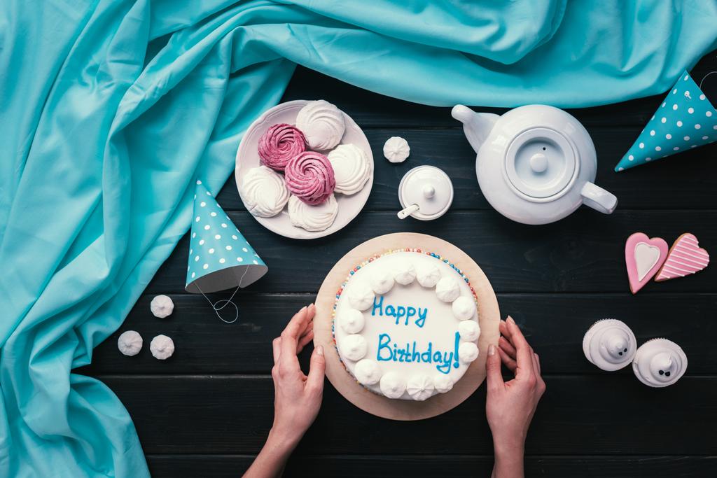 donna mettendo torta di compleanno sul tavolo
 - Foto, immagini