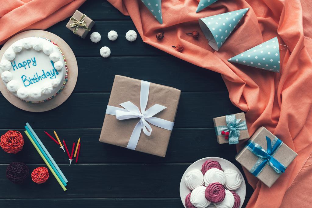 caja de regalo y gorras de cumpleaños
 - Foto, Imagen