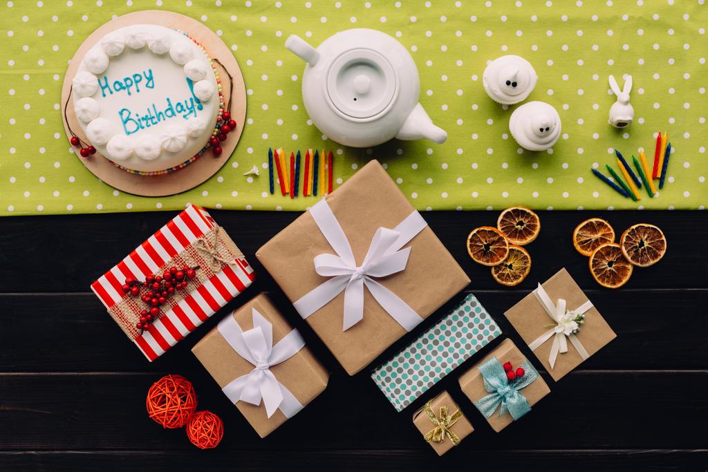 cajas de regalo y pastel de cumpleaños
 - Foto, Imagen