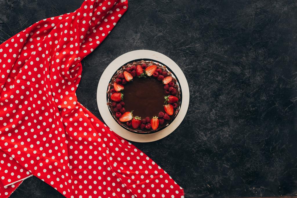 Schokoladenkuchen mit roter Tischdecke - Foto, Bild