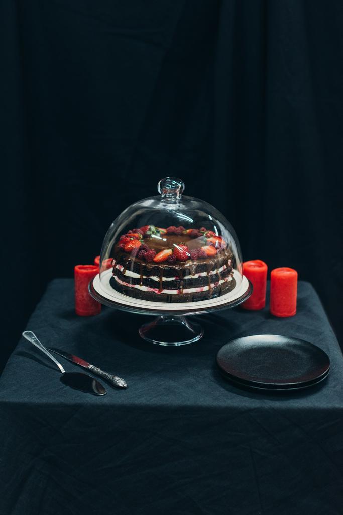 Cake en rode kaarsen - Foto, afbeelding