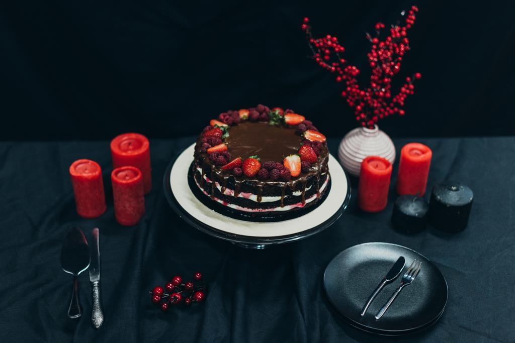 Torta és piros gyertya - Fotó, kép