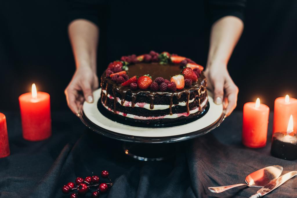 femme mettre stand de gâteau sur la table
 - Photo, image