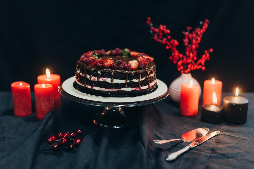 Kakku ja punaiset kynttilät
 - Valokuva, kuva