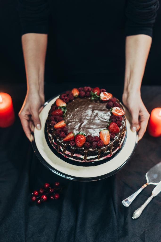 femme mettre stand de gâteau sur la table
 - Photo, image