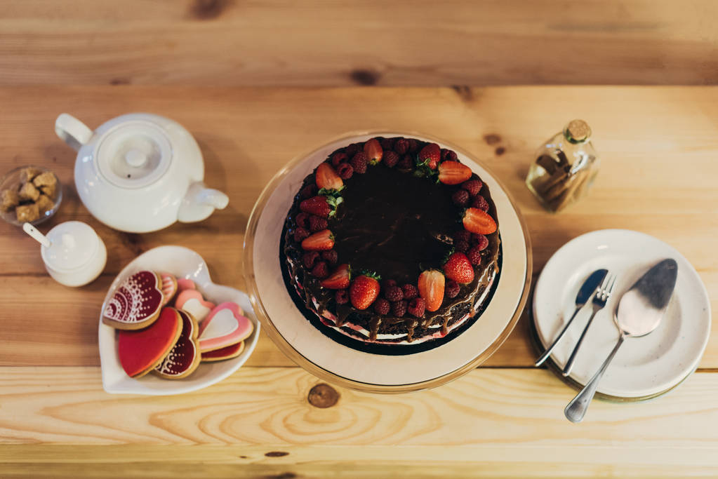 шоколадный торт с фруктами  - Фото, изображение