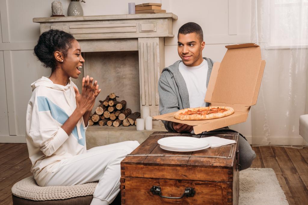 homme montrant pizza à femme
 - Photo, image