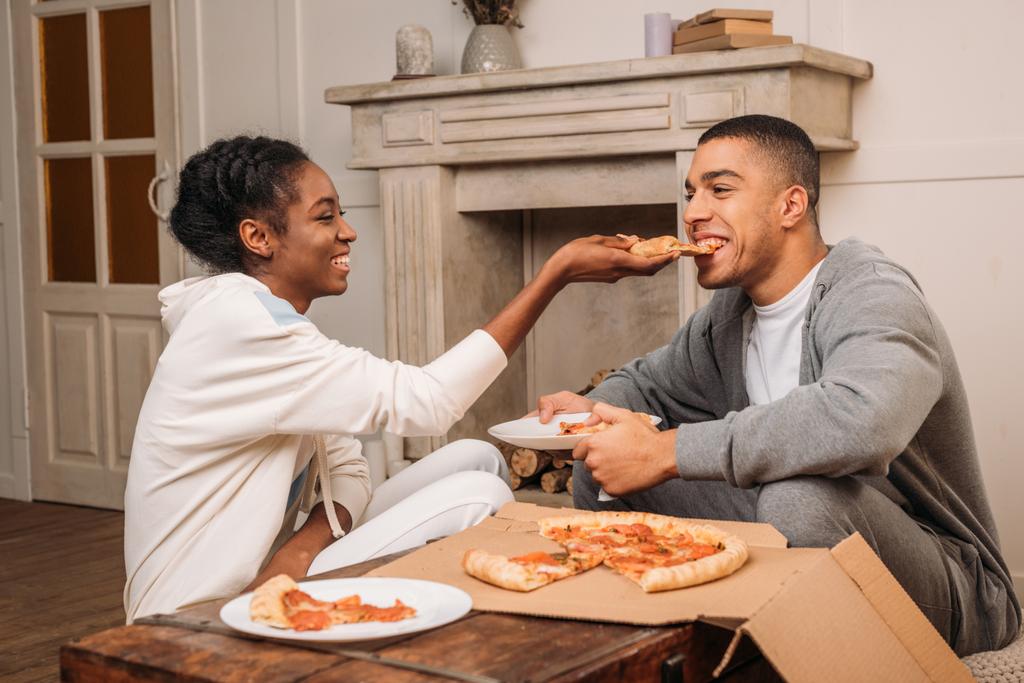 Frau füttert Mann mit Pizza - Foto, Bild
