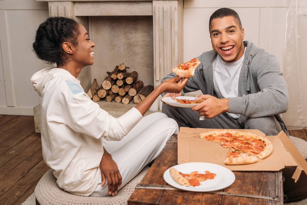 Пара ест пиццу
 - Фото, изображение