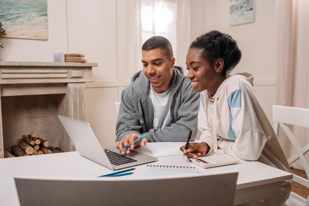 couple afro-américain en utilisant un ordinateur portable
 - Photo, image
