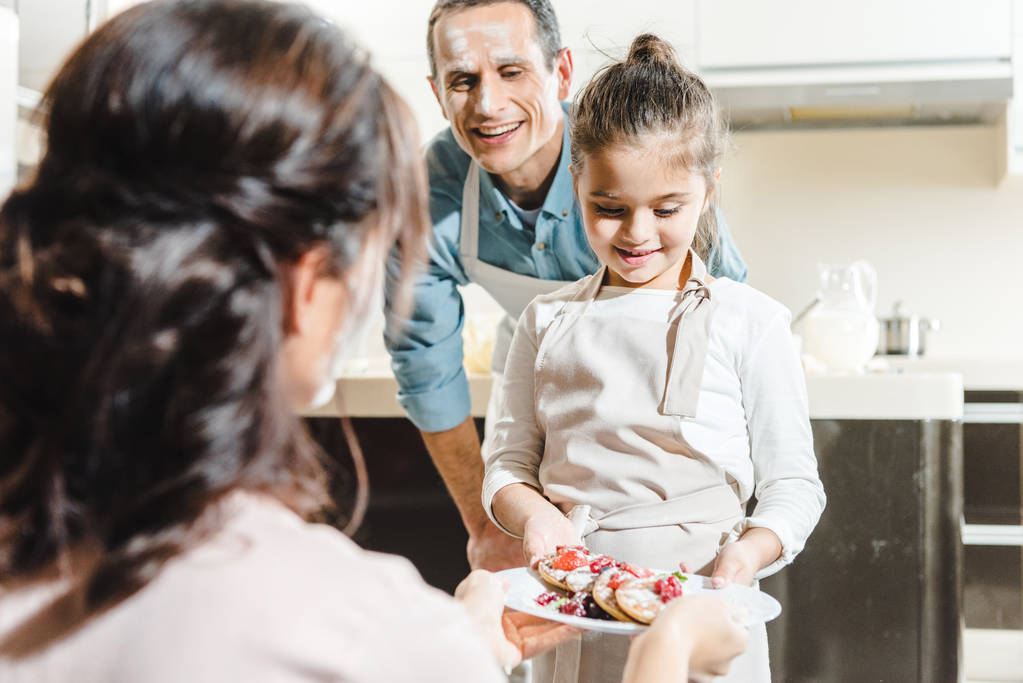 mutlu baba mutfak anne kızı gösteren plaka krep ile - Fotoğraf, Görsel